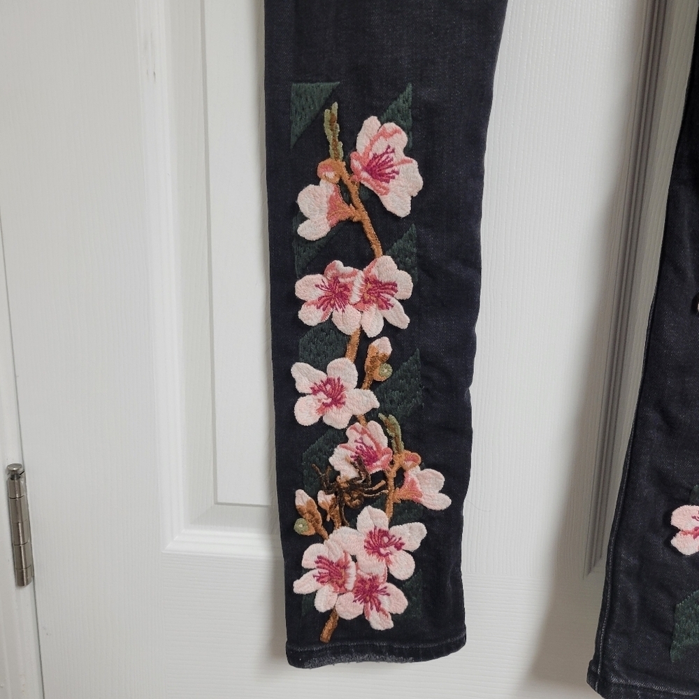 Off-White Main Label c/o Virgil Abloh Floral Embroidered Skinny Jeans. - Picture 6 of 16